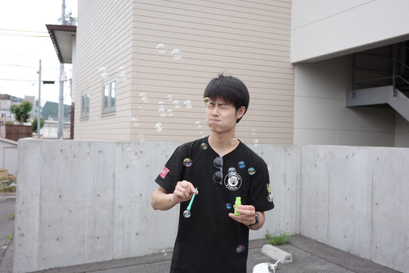 阪神タイガースのユニフォームを着て遊ぶ様子